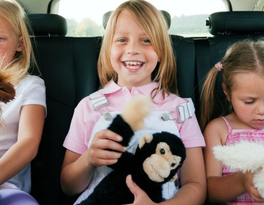 Familie unterwegs im Auto